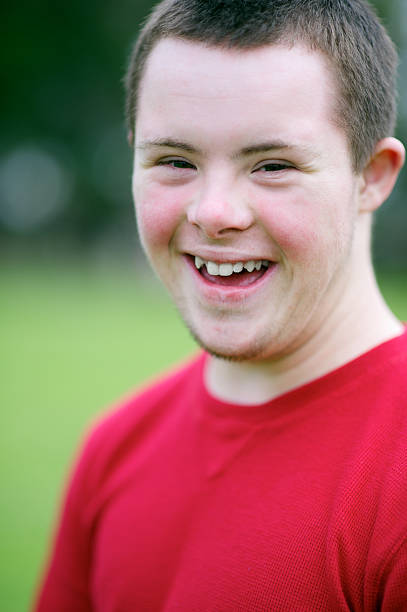16-летний мальчик с красной рубашке, улыбается в камеру - 17 year old стоковые фото и изображения