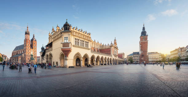 panoramablick auf den hauptmarkt mit marienkirche, tuchhalle und rathausturm - krakau, polen - cloth hall stock-fotos und bilder