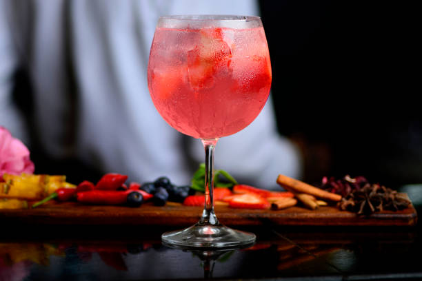 ダークバーのスパイスと赤い飲み物 - cocktail bar caipirinha drink ストックフォトと画像
