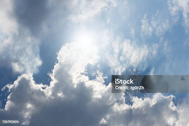 Sole Nel Cielo - Fotografie stock e altre immagini di Ambientazione esterna - Ambientazione esterna, Blu, Brillante