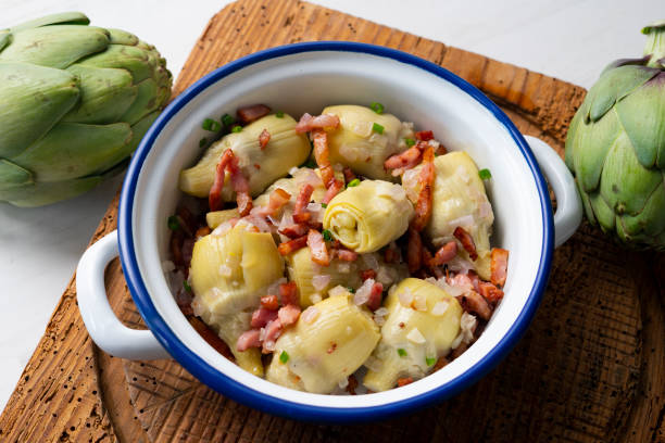 carciofi sott'olio con pancetta. tapa tradizionale spagnola. - carciofo foto e immagini stock