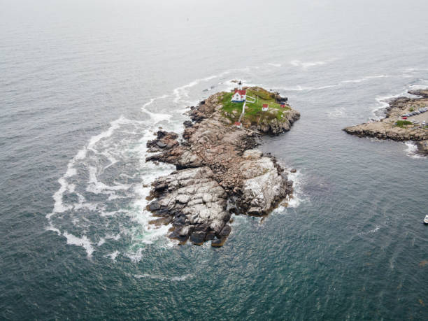 luftaufnahme von cape neddick nubble light in york, maine - maine lighthouse york maine new england stock-fotos und bilder