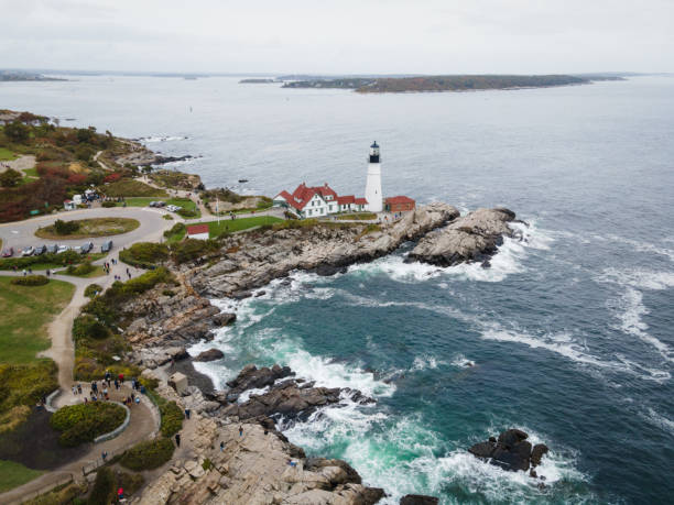 portland head light à cape elizabeth, maine - travel maine coast region lighthouse lighting equipment photos et images de collection