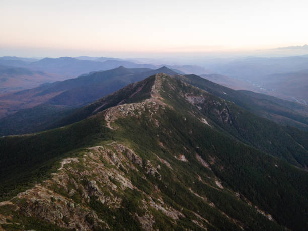 хребет франкония и аппалачская тропа в белых горах нью-гэмпшира - white mountain national forest стоковые фото и изображения