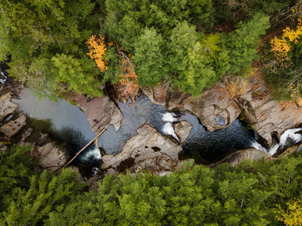 warren falls nas montanhas verdes de vermont no outono - rapid appalachian mountains autumn water - fotografias e filmes do acervo