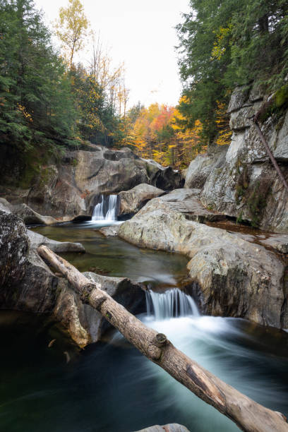 warren falls in the green mountains of vermont in the fall - rapid appalachian mountains autumn water imagens e fotografias de stock