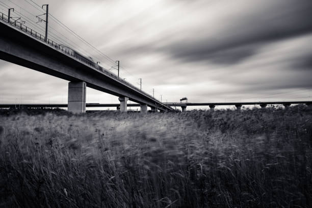 crossing ii - the purfleet imagens e fotografias de stock