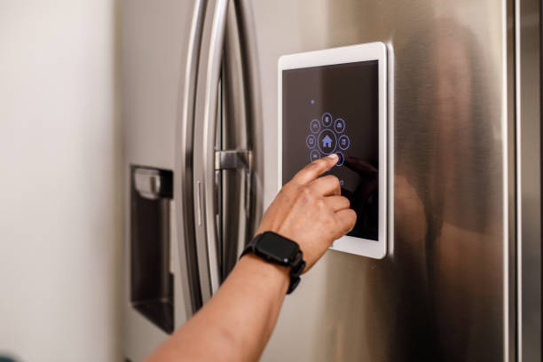 primer plano de una tableta que muestra información de un refrigerador inteligente. - baños modernos para hogares inteligentes fotografías e imágenes de stock