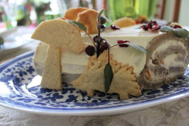istock A Hedgehog Decoration on a Yule Log 1361940239
