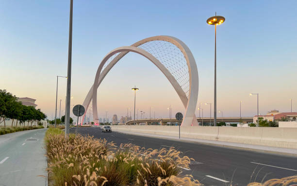 doha, qatar - 26 marzo 2020: al wahda bridge il monumento più alto della città. conosciuto come 56 ponte dell'arco - arabian peninsula foto e immagini stock