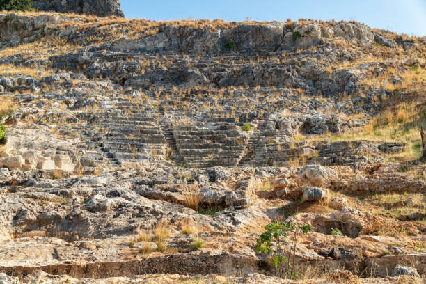 sitzgelegenheiten im antiken theater von lindos in rhodos, griechenland. - lindos stock-fotos und bilder