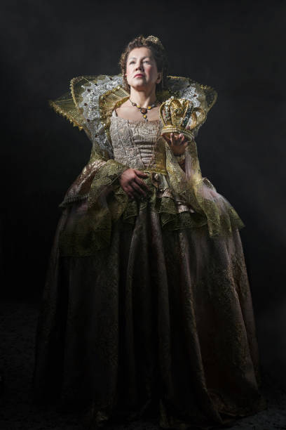 l’image de la reine elizabeth i du 16ème siècle sur fond noir. reconstruction historique - empire dress photos et images de collection