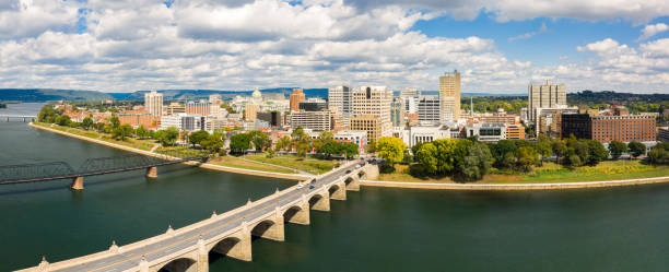 panorama del horizonte aéreo de harrisburg, pensilvania - pensilvania fotografías e imágenes de stock