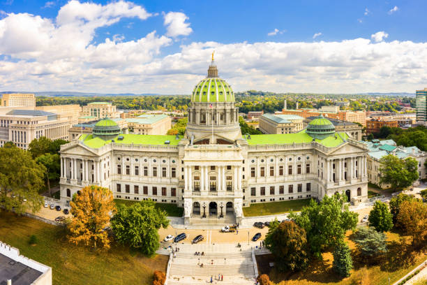 Pennsylvania State Capitol, in Harrisburg on a sunny day. Drone view of the Pennsylvania State Capitol, in Harrisburg. The Pennsylvania State Capitol is the seat of government for the U.S. state of Pennsylvania harrisburg pennsylvania stock pictures, royalty-free photos & images