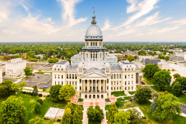 illinois state capitol, in springfield an einem sonnigen nachmittag. - illinois state capitol building illinois state capitol springfield stock-fotos und bilder