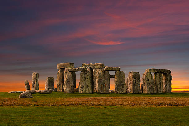 stonehenge at sunset - stonehenge fotografías e imágenes de stock