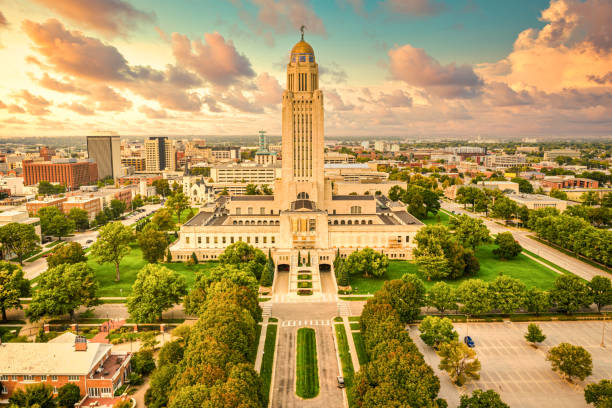 lincoln skyline und nebraska state capitol - hauptstadt stock-fotos und bilder