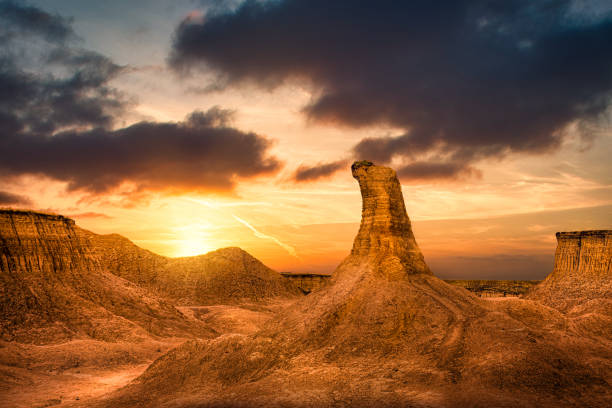 Badlands National Park sunset in South Dakota Badlands National Park sunset in South Dakota. Badlands national park protects sharply eroded buttes and pinnacles, along with the largest undisturbed mixed grass prairie in the United States. barron gorge national park stock pictures, royalty-free photos & images