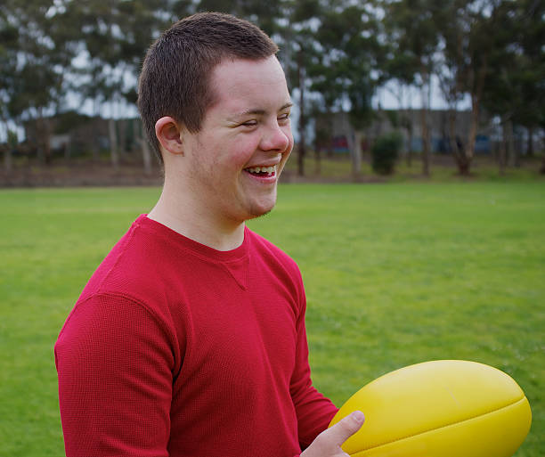 16-летний мальчик улыбается, держит футбол на парк - 17 year old стоковые фото и изображения