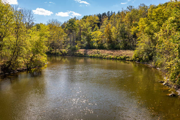 rio cuyahoga no outono - ohio river valley - fotografias e filmes do acervo