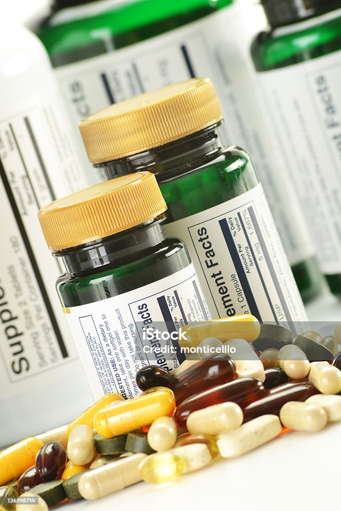 Composición con suplementos dietéticos cápsulas y los recipientes - Foto de stock de Asistencia sanitaria y medicina libre de derechos