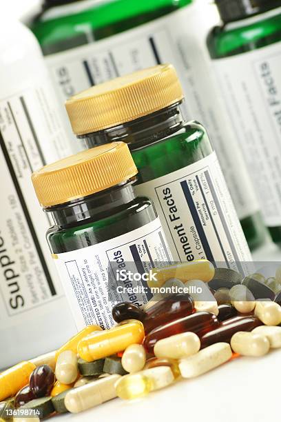 Composición Con Suplementos Dietéticos Cápsulas Y Los Recipientes Foto de stock y más banco de imágenes de Asistencia sanitaria y medicina