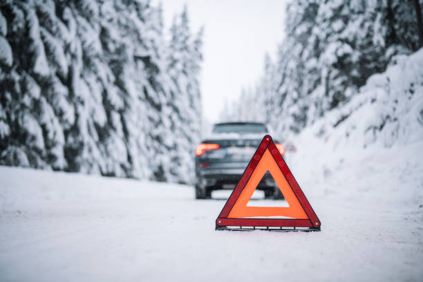 autopannen in winterjahren - emergency sign winter driving emergency services stock-fotos und bilder