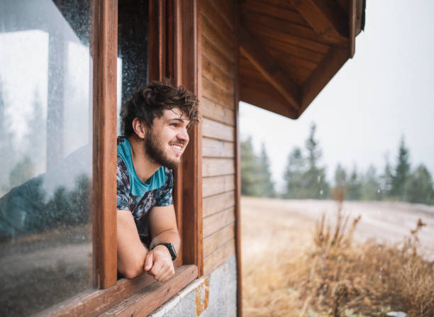 aproveite a beleza na natureza - forest hut window autumn - fotografias e filmes do acervo