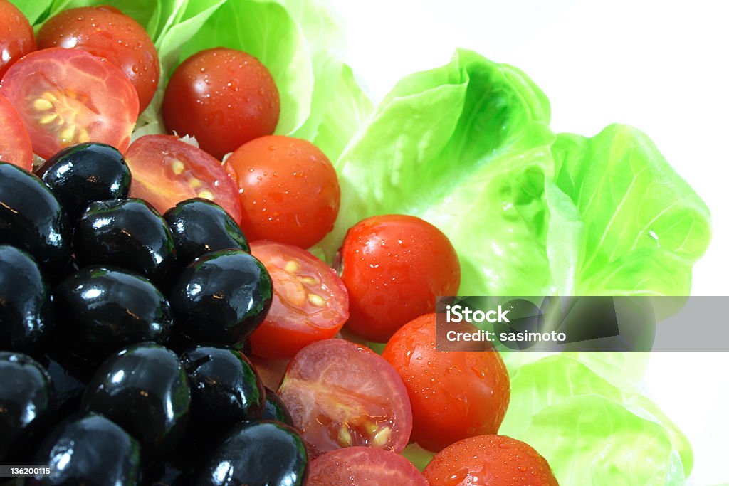 Aceituna negra, tomate, lechuga. La dieta saludable vegetal tiempo - Foto de stock de Aceituna libre de derechos