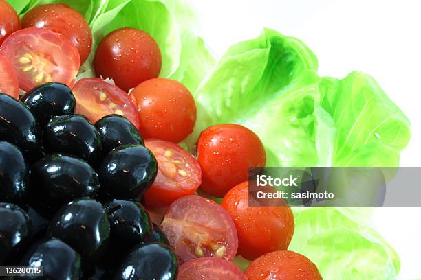 Photo libre de droit de Olive Noire Tomate Laitue Régime Alimentaire Sain Légumes Temps banque d'images et plus d'images libres de droit de Aliment
