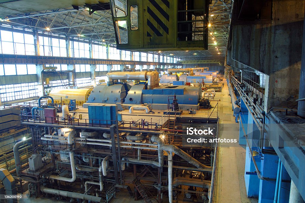 Vapor turbine, machinery, tubos en una planta de energía - Foto de stock de Planta química libre de derechos