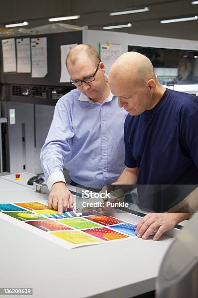 Foto de Verificando A Cor e mais fotos de stock de Impressora - Maquinaria de fábrica - Impressora - Maquinaria de fábrica, Impressão - Atividade, Examinar