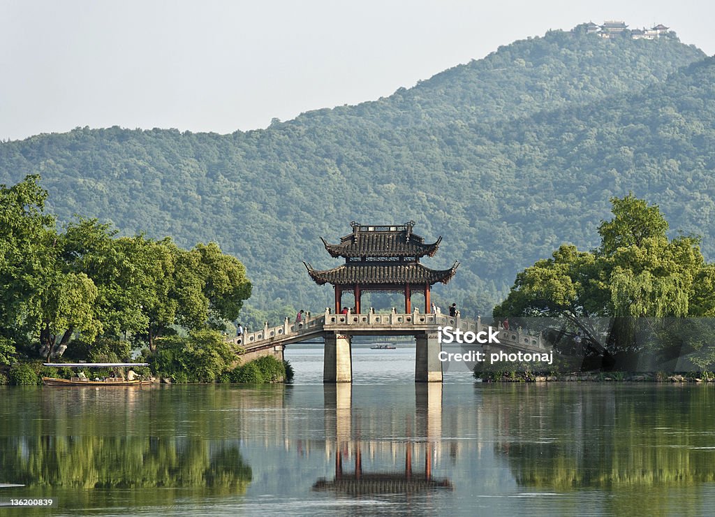 Antico ponte su un lago, Cina - Foto stock royalty-free di Hangzhou