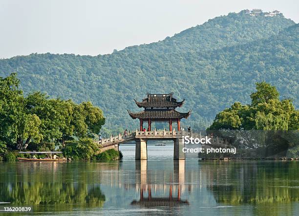 Antico Ponte Su Un Lago Cina - Fotografie stock e altre immagini di Hangzhou - Hangzhou, Camminare, Foresta