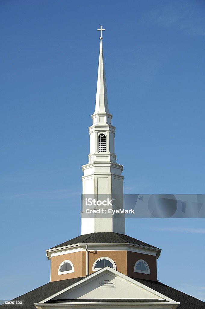 Chiesa Torre con guglia - Foto stock royalty-free di A forma di croce