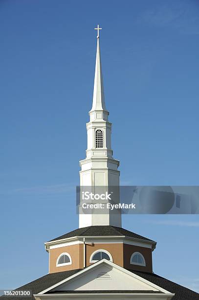 Chiesa Torre Con Guglia - Fotografie stock e altre immagini di A forma di croce - A forma di croce, Ambientazione esterna, Amore