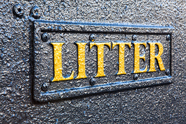 istock Litter Sign in close-up of a bin 136202092