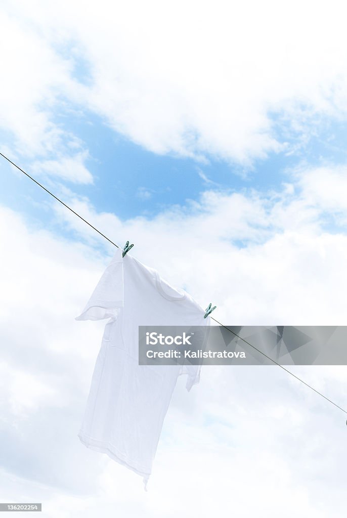 Белая футболка - Стоковые фото Небо роялти-фри