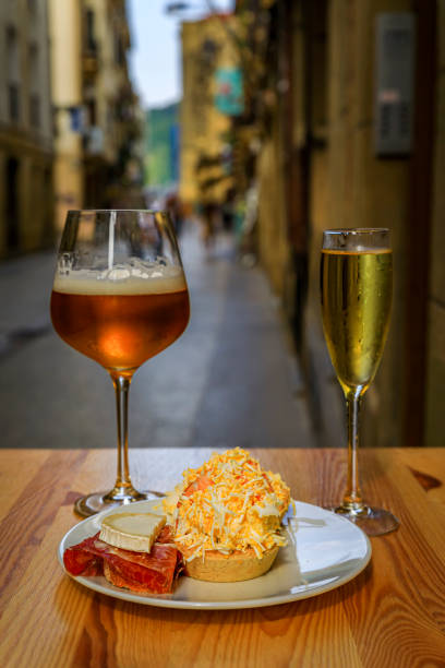 insalata russa di pintxos spagnoli con gamberetti in un bar basco, san sebastian, spagna - tapas food spain gourmet foto e immagini stock