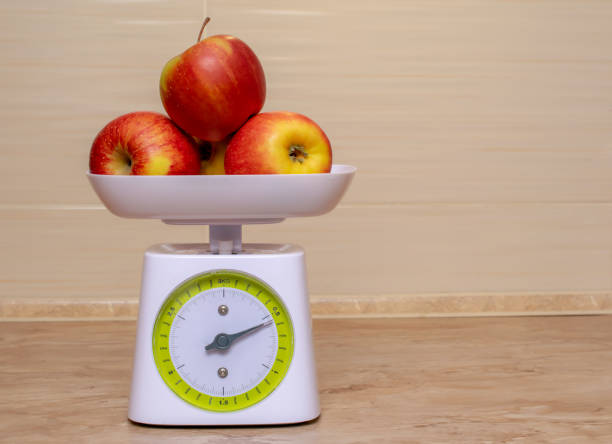 manzanas en un puntero de escala - weight scale apple comparison balance fotografías e imágenes de stock