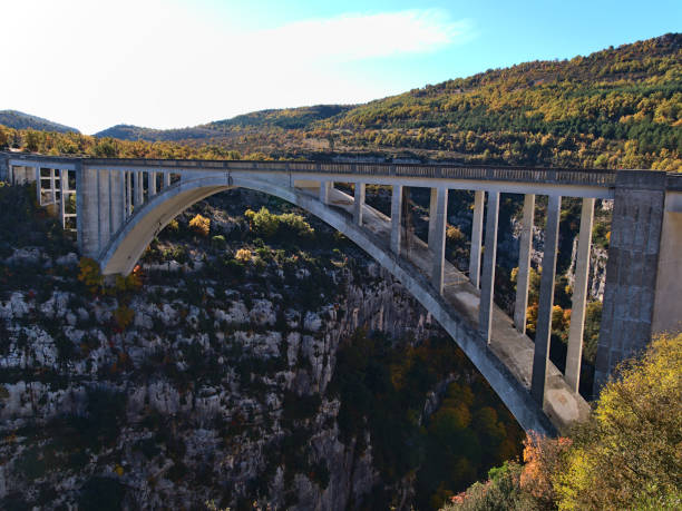 вид на автомобильный мост pont de l'artuby, построенный из железобетона и охватывающий величественный каньон ущелье вердон в регионе прованс на ю� - france verdon river scenics bridge стоковые фото и изображения
