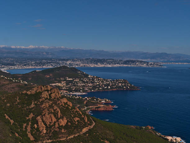 panoramablick auf die côte d'azur vom cap roux (estrel-gebirge) in der nähe von saint-raphael, frankreich mit dem golf von napoule und der stadt cannes unterhalb der schneebedeckten alpen im herbst. - cannes french riviera france beach stock-fotos und bilder