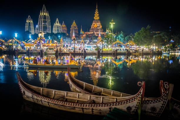 canoës au bord de la rivière devant le marché nocturne de xishuangbanna à xishuangbanna en chine - asia bangkok nautical vessel canal photos et images de collection