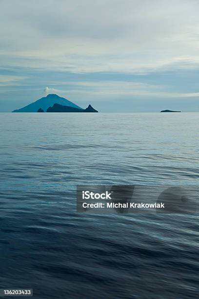 Stromboli E De Basiluzzo - Fotografias de stock e mais imagens de  Ilhas eólias -  Ilhas eólias, Ao Ar Livre, Azul