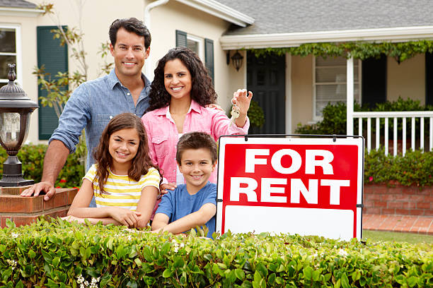 hispânico família fora de casa para alugar - for rent sign house sign happiness imagens e fotografias de stock