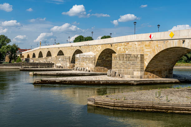 brücke - arch bridge regensburg ancient germany imagens e fotografias de stock