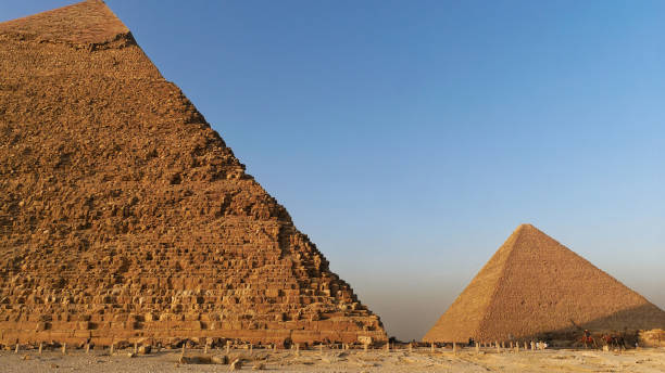 vue latérale de la pyramide de khafre à gizeh, égypte - saqqara egypt pyramid shape pyramid photos et images de collection