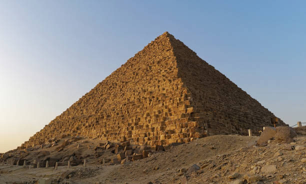 pyramide de khéops à gizeh, egypte - saqqara egypt pyramid shape pyramid photos et images de collection