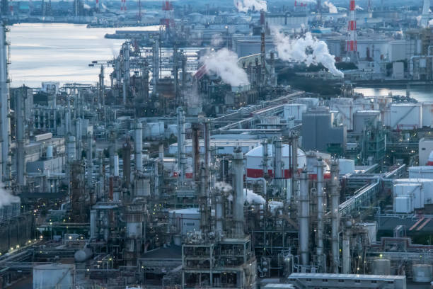 vista notturna della complessa fabbrica vista dalla sala di osservazione del yokkaichi port building - industrial district foto e immagini stock