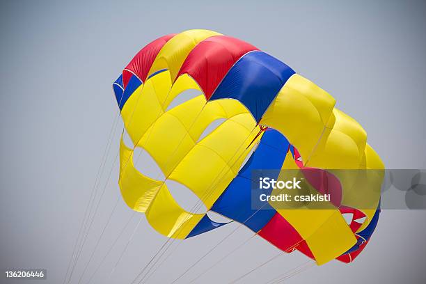 Colorato Paracadute - Fotografie stock e altre immagini di Acrobazia - Acrobazia, Attività, Attività ricreativa